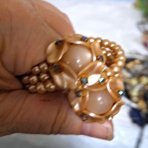 A Women's Vintage Costume Jewelry Bracelet Memory Wire Faux Pearl Grannycore. - Picture 5 of 7